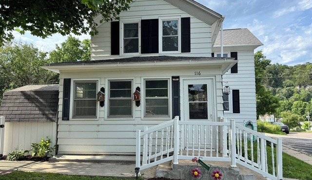 Quaint home with large yard, pet friendly, bike storage right off the trailhead