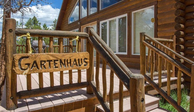 Quaint House in the Woods hiking trails, pet friendly and lots of privacy