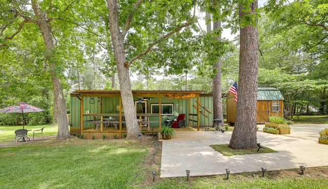 Quaint Huffman Cottage w/ Fire Pit + Kayaks!