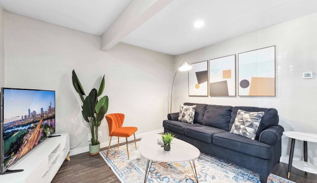 Quaint King Bed 1BR, 5 Min to DT w/pool