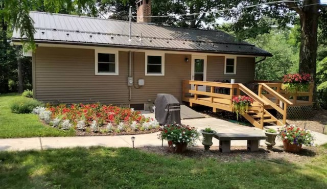 Quaint Knotty Pine - tranquil getaway