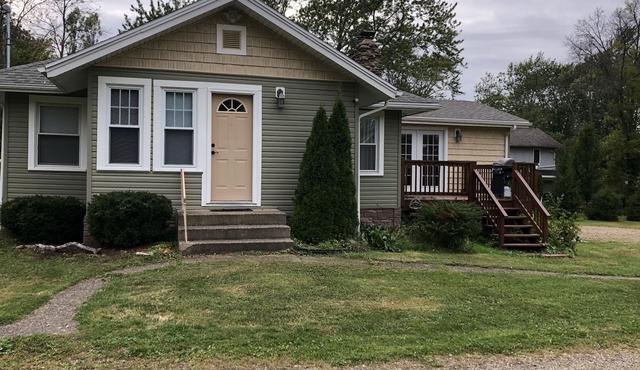 Quaint Lake Erie Vacation Cottage