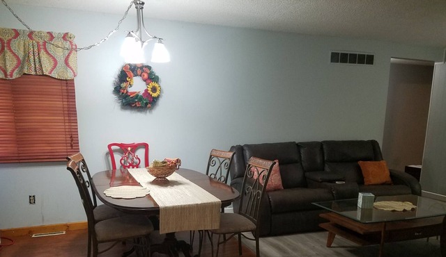 Quaint lake house, minutes walk to beach and brew pub. Sleeps 8.
