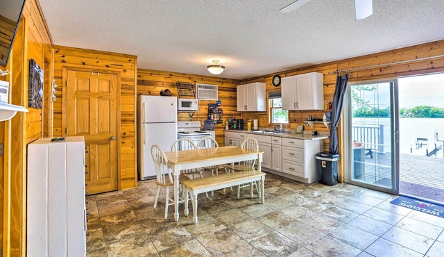 Quaint Lake Jefferson Cabin w/Deck & Gas Grill!