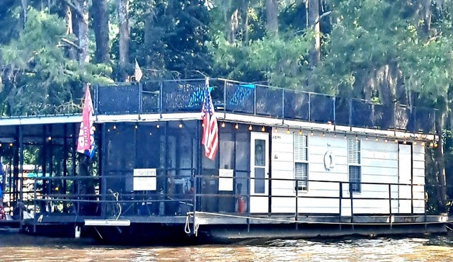Quaint Lakefront Cabin Incredible for Water and Outdoor Adventures in Texas