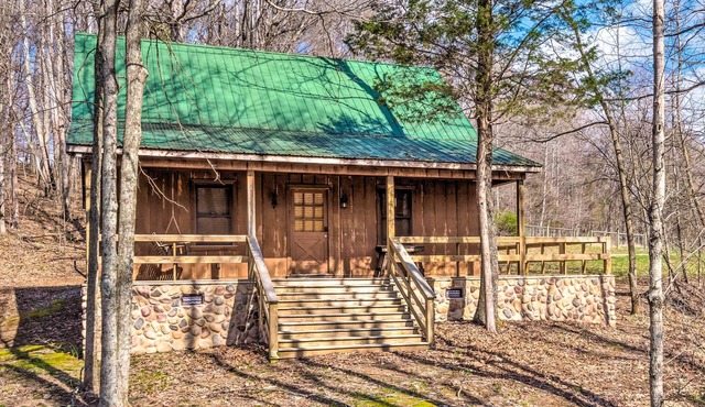 Quaint 'Lakeside' Cabin w/Pond & Fire Pit!