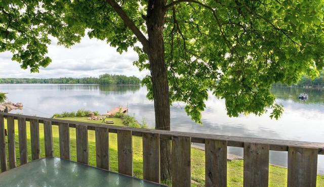 Quaint Lakeside Getaway: 2-Bedroom Cottage, Steps from the Water!