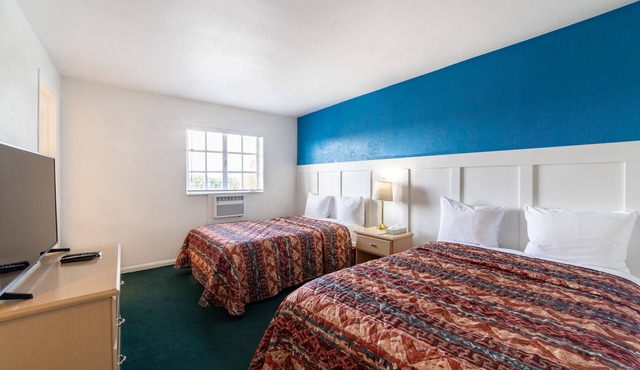 Quaint, Lakeside Standard Hotel Room
