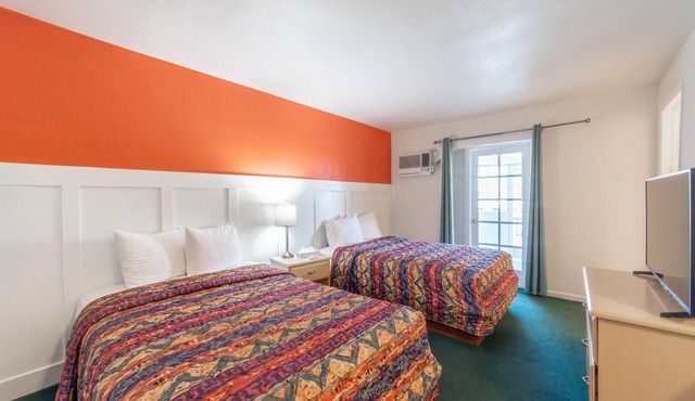 Quaint, Lakeside Standard Hotel Room with Kitchenette and Balcony