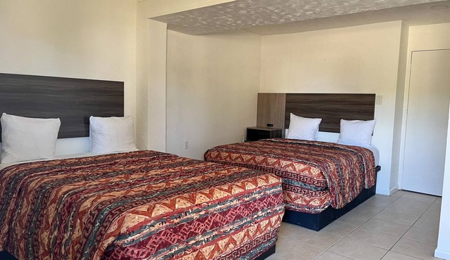 Quaint, Lakeside Queen Hotel Room