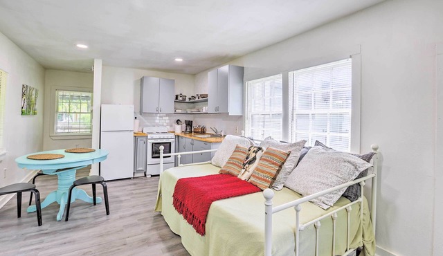 Quaint Leeds Studio w/Yard ~ 18 Mi to Birmingham!