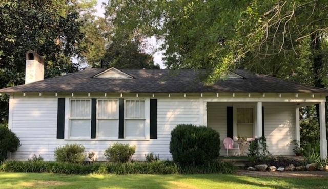 Quaint little cottage in the country, minutes from the University of Montevallo