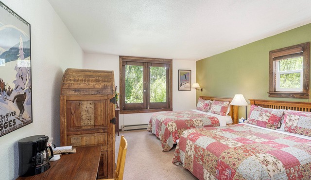 Quaint Lodge Close to Downtown With Prime River Location