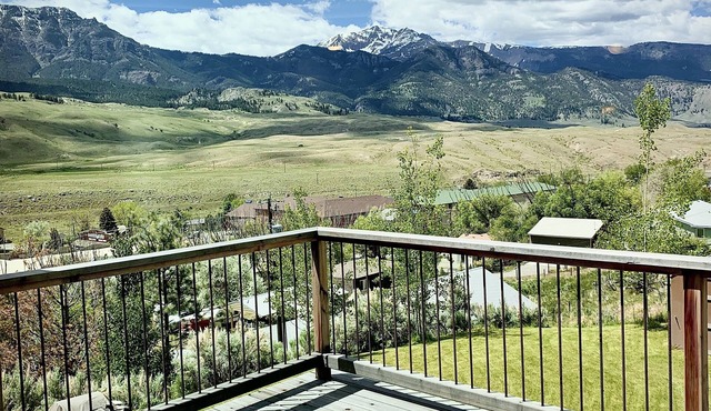 Quaint loft with spectacular views of the Gallatin Mountains