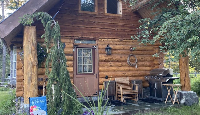 Quaint Log Cabin with River View. 7 miles to the entrance of West Glacier