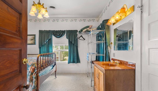 Quaint Mansion - Downtown Danville Centrally locatedn