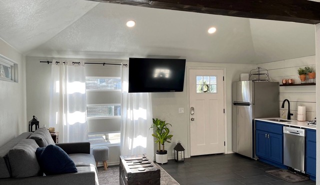 Quaint midtown studio located minutes from the best Tulsa has to offer.