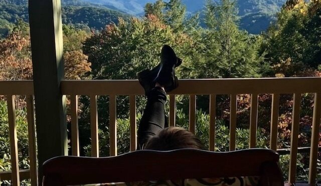 QUAINT MOUNTAIN COTTAGE-BREATH TAKING VIEWS-1.5 MILES TO DOWNTOWN WAYNESVILLE