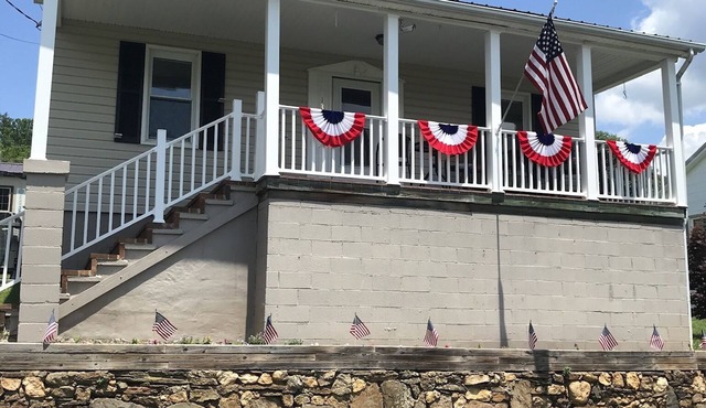 Quaint New River Cottage - Relax and enjoy nature’s beauty in Fries, VA