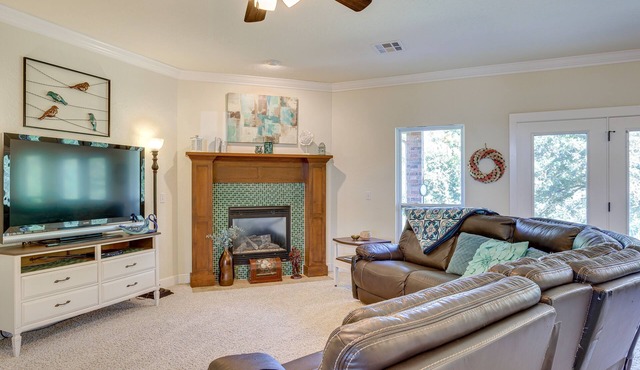 Quaint Noble Home: 6 Mi to University of Oklahoma!