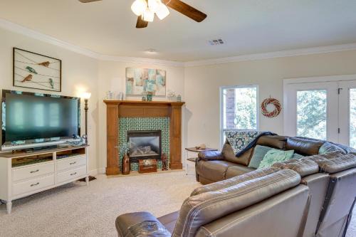 Quaint Noble Home: 6 Mi to University of Oklahoma!