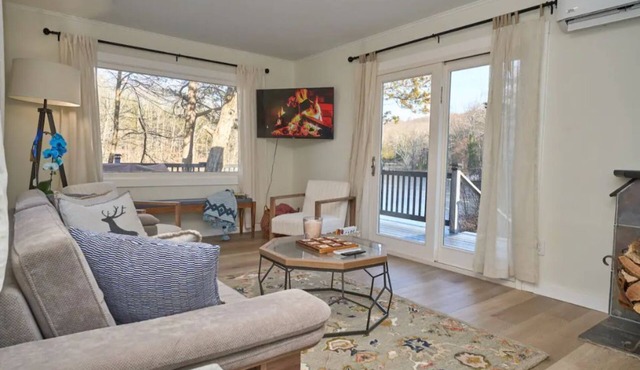 Quaint, Off Grid Lakefront Cabin on 200 private Acres