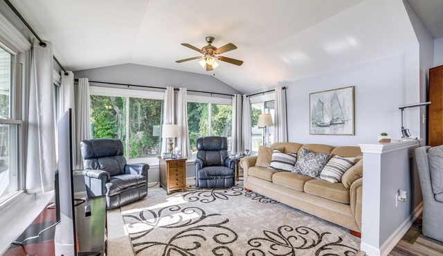 Quaint Olivet Cabin w/Patio on Duck Lake!