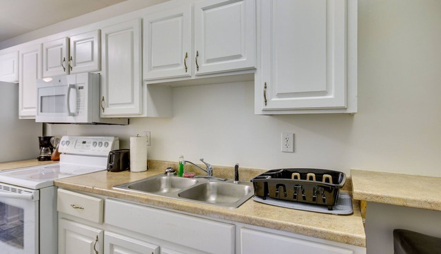 Quaint Orangeburg Townhome Near Hospitals & Campus