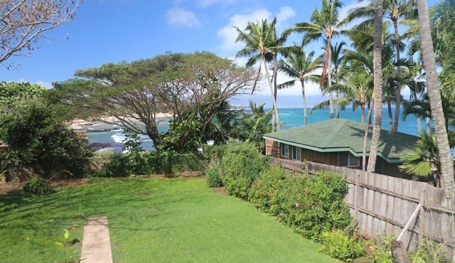 Quaint Paia Beach House with Ocean Views! Cold AC! Walk to town/beach!