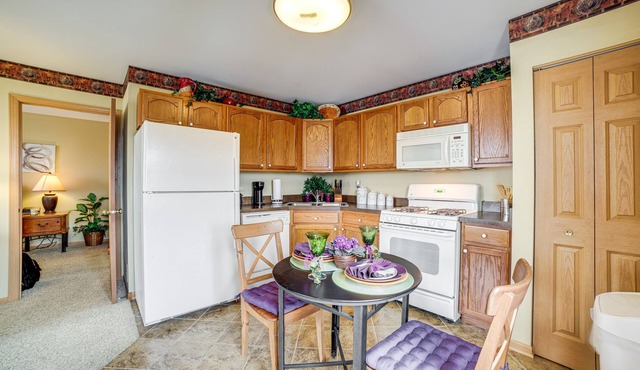 Quaint Park Forest Apartment - Near Golf Courses!