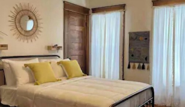 Quaint Pet Friendly 2 Bed Apartment Downtown