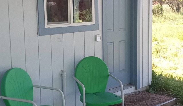 Quaint pet friendly studio with AC and WiFi on a 20 acre parcel in Upper Lake