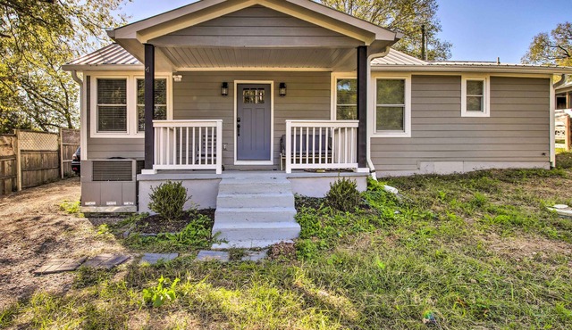 Quaint, private stay with a large yard, balcony, grill, washer/dryer, and AC