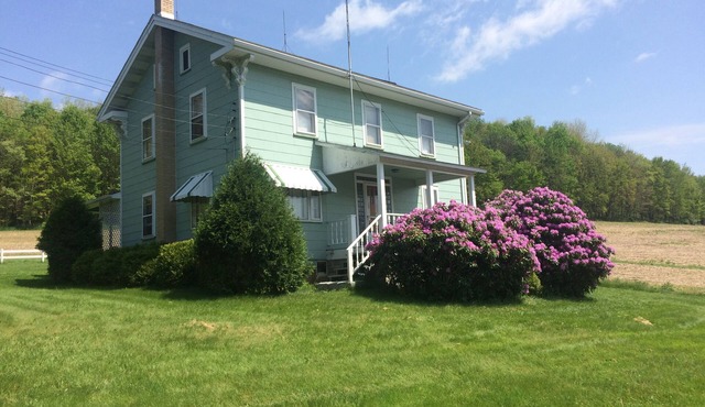 Quaint & Quiet 90 Acre Farmhouse