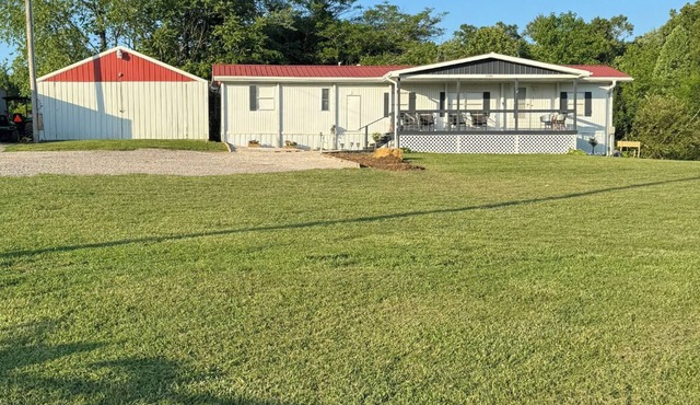Quaint quiet mobile home 2 miles from Holly Creek marina! Just remodeled!