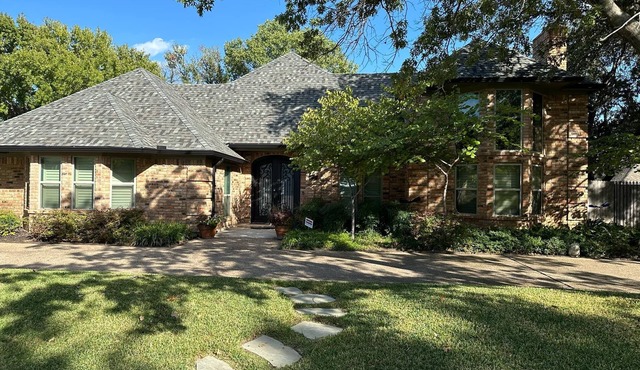 Quaint/QUIET NEIGHBORHOOD- 5 bedroom home with gardens, pool/hot tub.