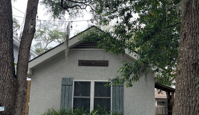 Quaint, quiet tabby cottage under the live oaks Mid Island St. Simons Near Food