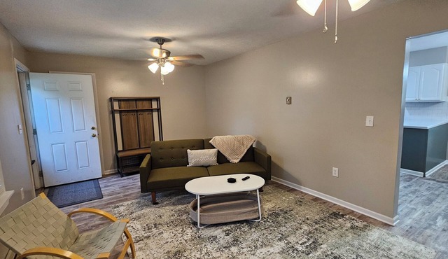 Quaint Rennovated 2-Bedroom close to the solar farms and Honda