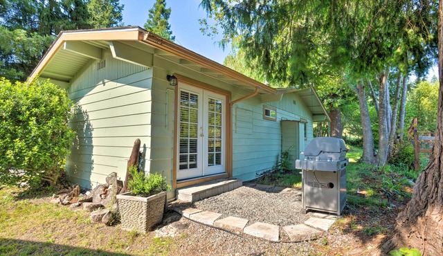 Quaint Riverside Reprieve w/Kayaks + Floats!