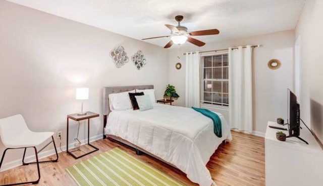 Quaint room w/Queen Bed and Private Bath