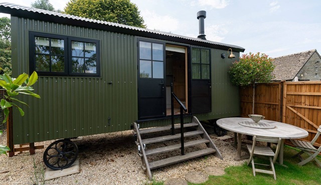 Quaint shepherd's hut with beautiful views of the Cotswold countryside - The Sheiling