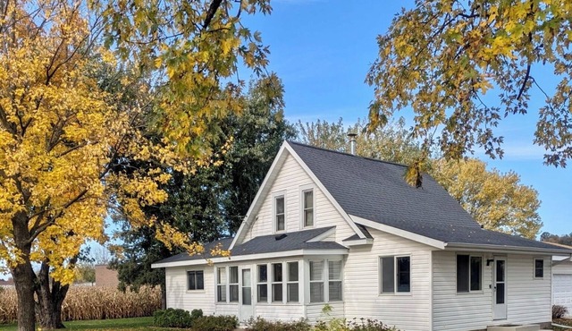 Quaint Small Town Home - Country Style Living in Independence