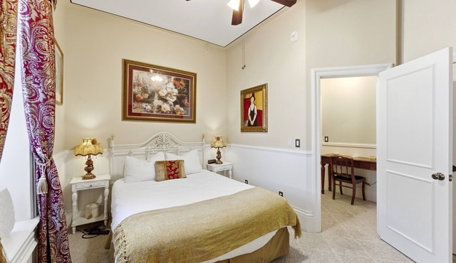Quaint & Spacious Victorian suite with spa bath w private office