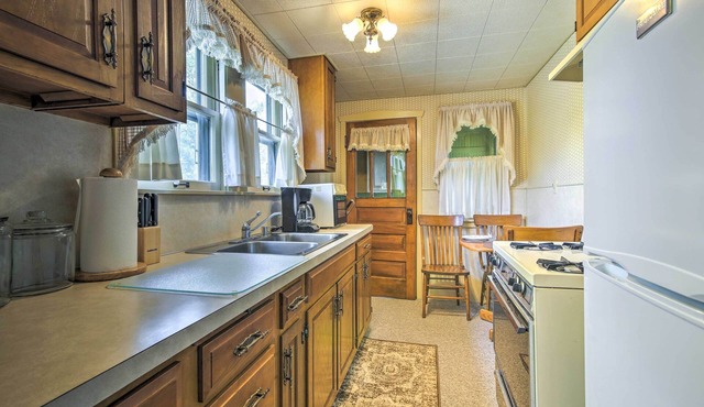Quaint Stockton Escape Near Community Park!