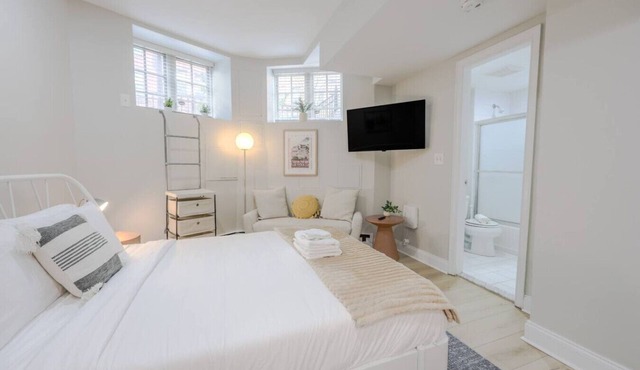 Quaint Studio Apt! | Steps from Back Bay