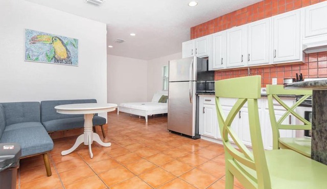 Quaint Studio Minutes From The Ocean & Shopping