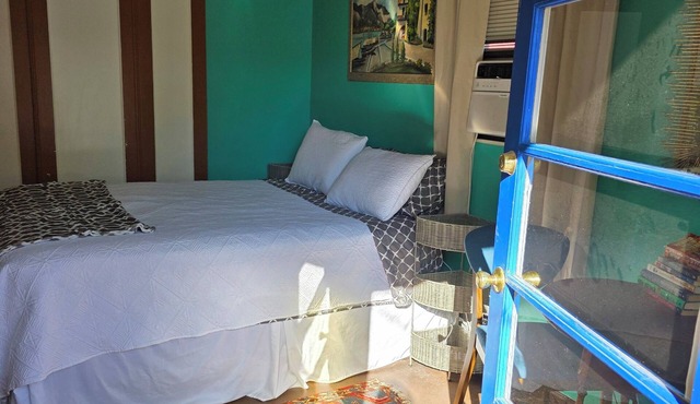 Quaint Studio Southwest Suite in Midtown, w outdoor patio/kitchen, fenced yard