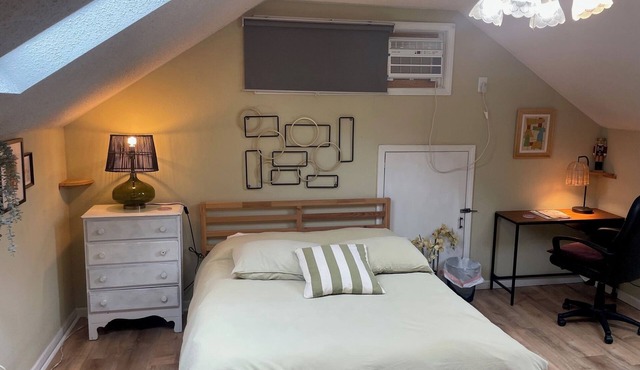 Quaint Studio Space, right next to Macalester College, 5 miles uptown/downtown