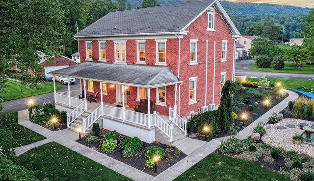 Quaint Studio Suite in Historic Farmhouse - nNearby river access and hiking!