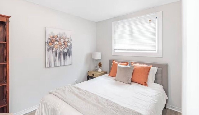 Quaint & Stylish UPPER level 3-bed bungalow in Hamilton